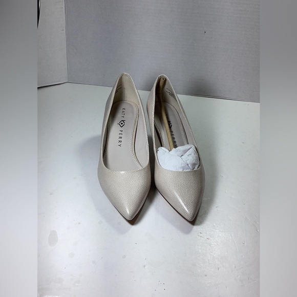 Katy Perry

The Golden Pump - Picture 9 of 11